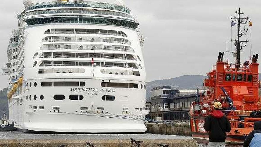 Un barco de crucero atracado en el puerto de Vigo.