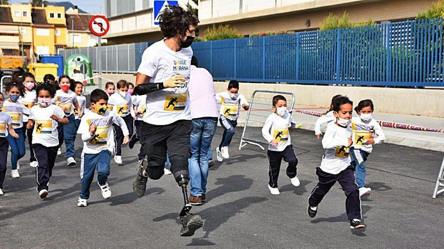 Los niños corren junto a 
Davide Morana, deportista  
paralímpico invitado.