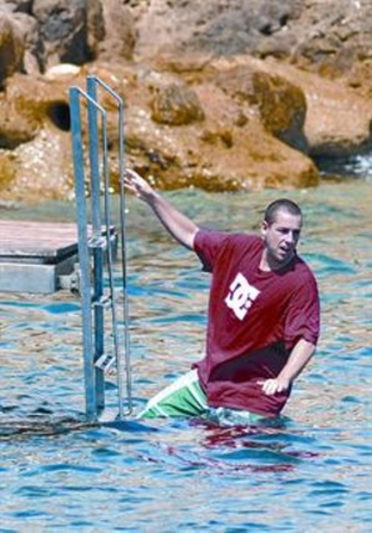 Adam Sandler es remulla vestit de raper a les aigües de Mallorca_MEDIA_1 Adam Sandler es remulla vestit de raper a les aigües de Mallorca_MEDIA_1