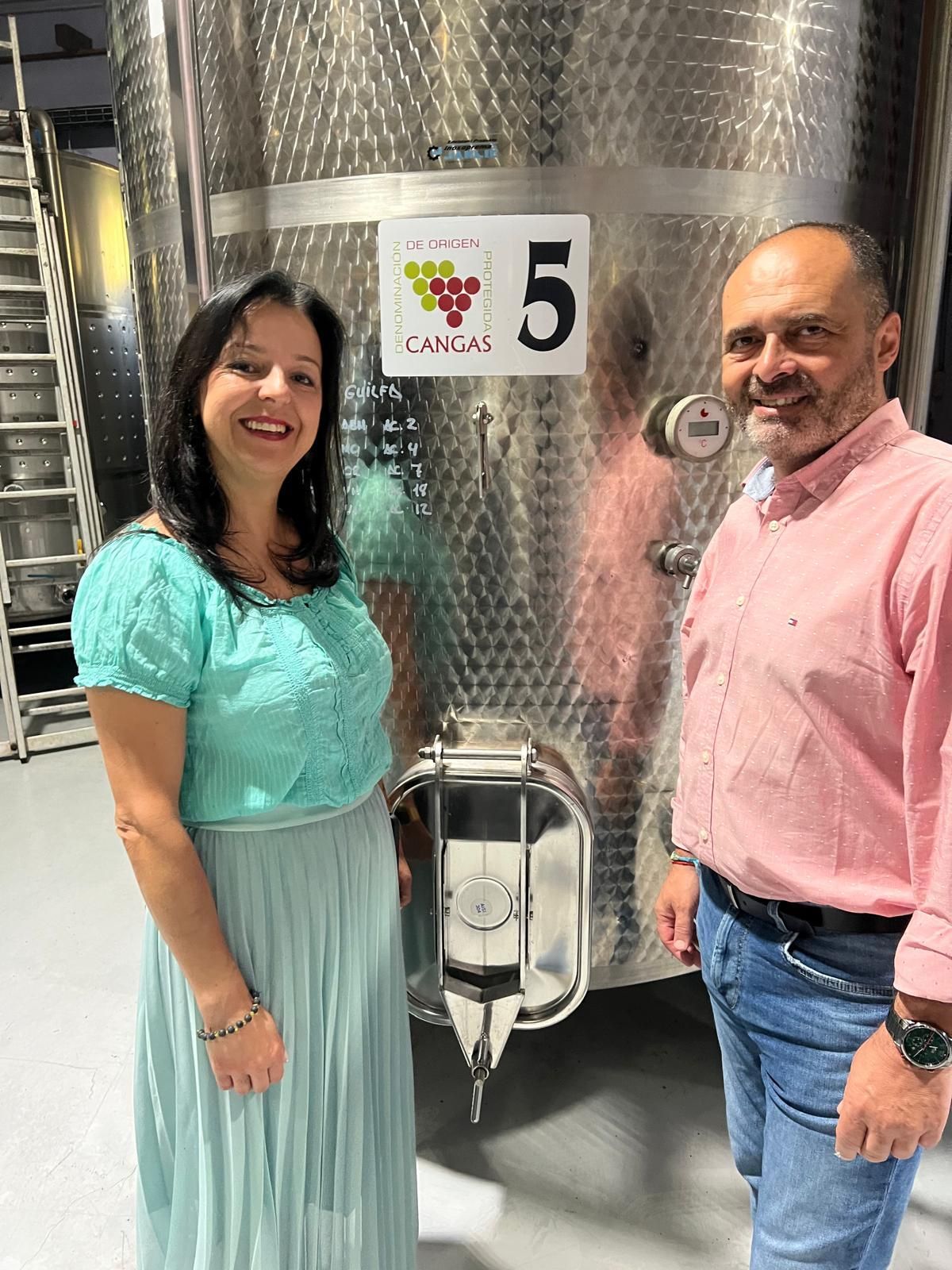 Manuel Capote con la secretaria de la DOP Cangas, Alicia Fernández, en Cangas del Narcea..
