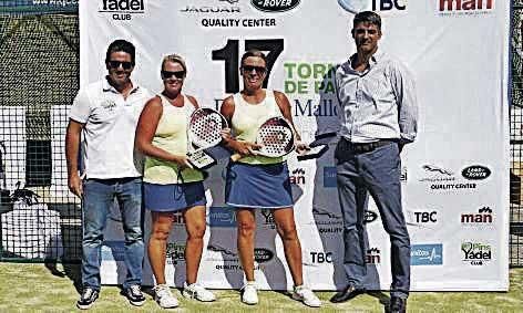 Campeonas quinta femeninaMartina Hellstrom y Marie tras ganar la categoría junto a Carlos Cabot y Pedro Lladó.