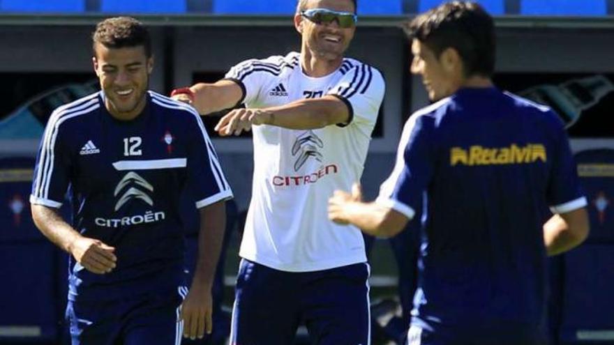 Luis Enrique  bromea con Rafinha y Augusto durante un reciente entrenamiento del Celta. // J. Lores