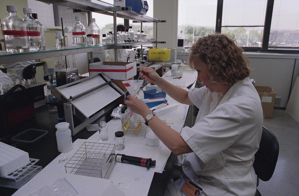 Una técnica trabaja en el laboratorio de control de dopaje de los Juegos Olímpicos, en el Hospital del Mar de Barcelona, el 23 de julio de 1992.