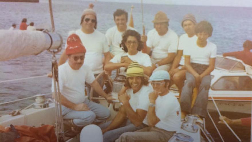 &#039;Rubicón II&#039;. El yate consiguió su primer trofeo en la Regata de San Ginés en 1981. De izq. a dcha., Luis Morales, Esteban Armas, Pedro de Armas,Olga González, Alfredo Morales y Alfredito Morales. Sentados, Quique Jordán y José Aguilar.