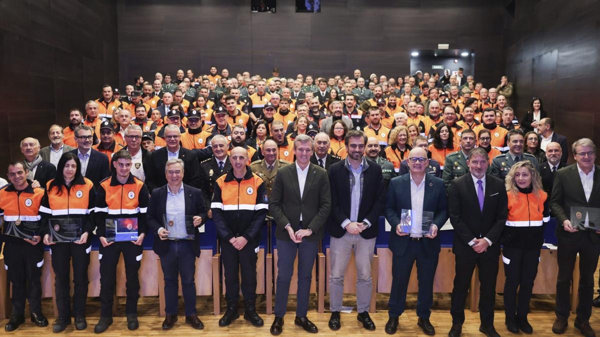 Alfonso Rueda, en el centro de la imagen, junto a los voluntarios de Protección Civil presentes.