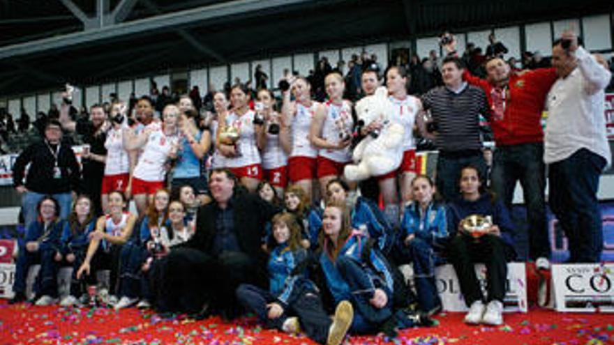 Las jugadoras, el cuerpo técnico y la directiva del CAV Murcia 2005 celebran su título en la Copa de la Reina en Menorca