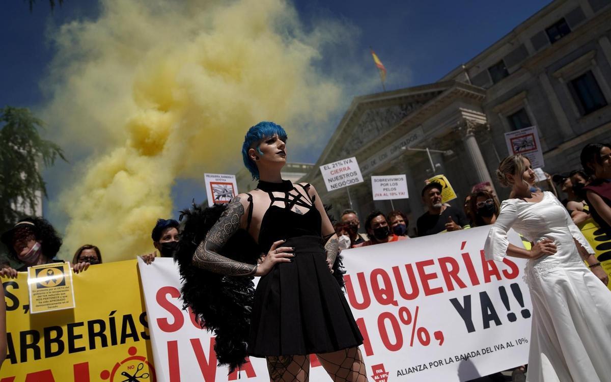 Protesta del sector de peluquerías y estética frente al Congreso.