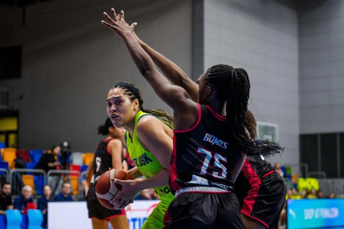 Brionna Jones, durante un encuentro de la Euroliga