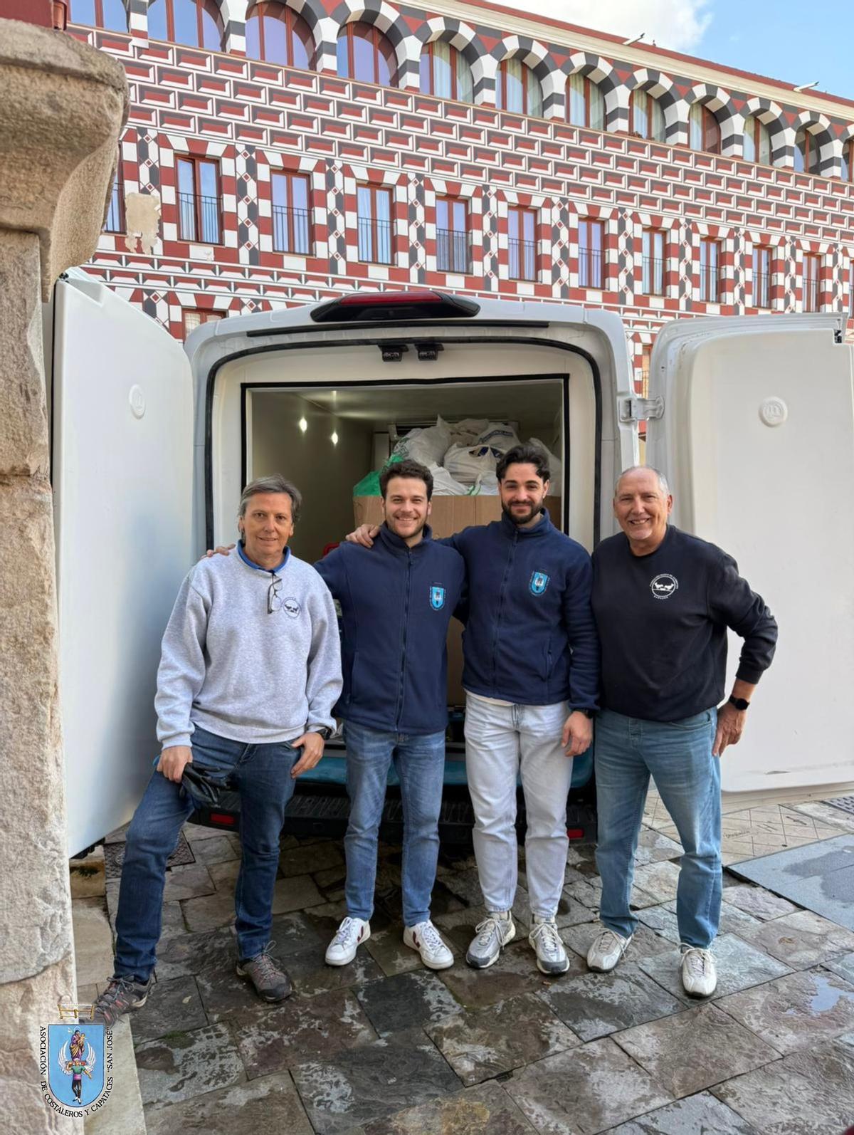 Imagen de los costaleros de San José y personal del Banco de Alimentos con el cargamento de productos donados.