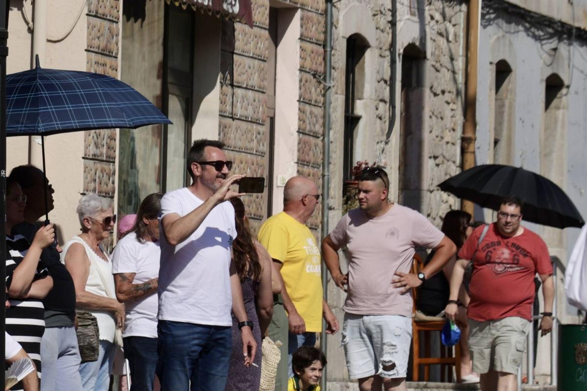 Un desfile y celebraciones para "enmarcar" en Olloniego, que despide las fiestas de San Antonio