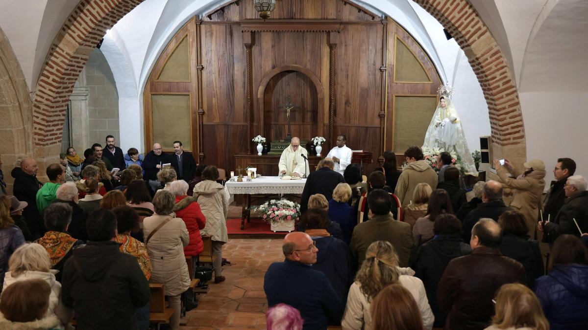 La lluvia torrencial impide la salida de procesión de Las Candelas de Cáceres