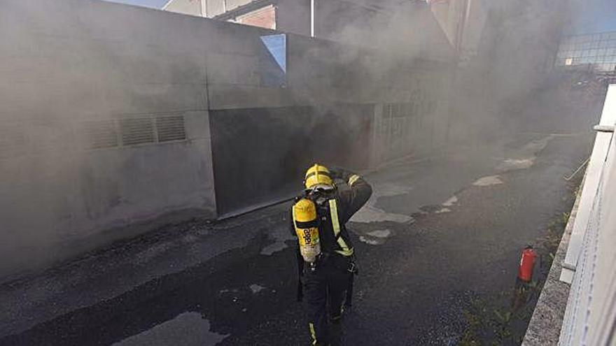 Incendio, ayer, en uno de los almacenes de Jesús Babío, en Perillo.