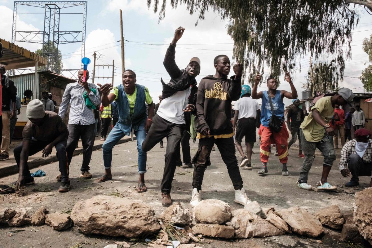 Protesta masiva convocada por el líder de la oposición Raila Odinga, afirma que le robaron las últimas elecciones presidenciales de Kenia y culpa al gobierno por el aumento del costo de vida en Nairobi.