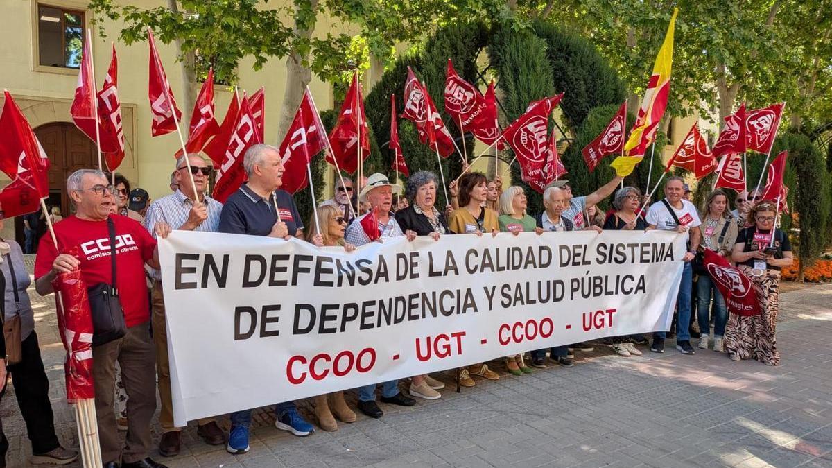 Protesta de pensionistas y jubilados frente a San Esteban para que cesen los "retrasos" en dependencia