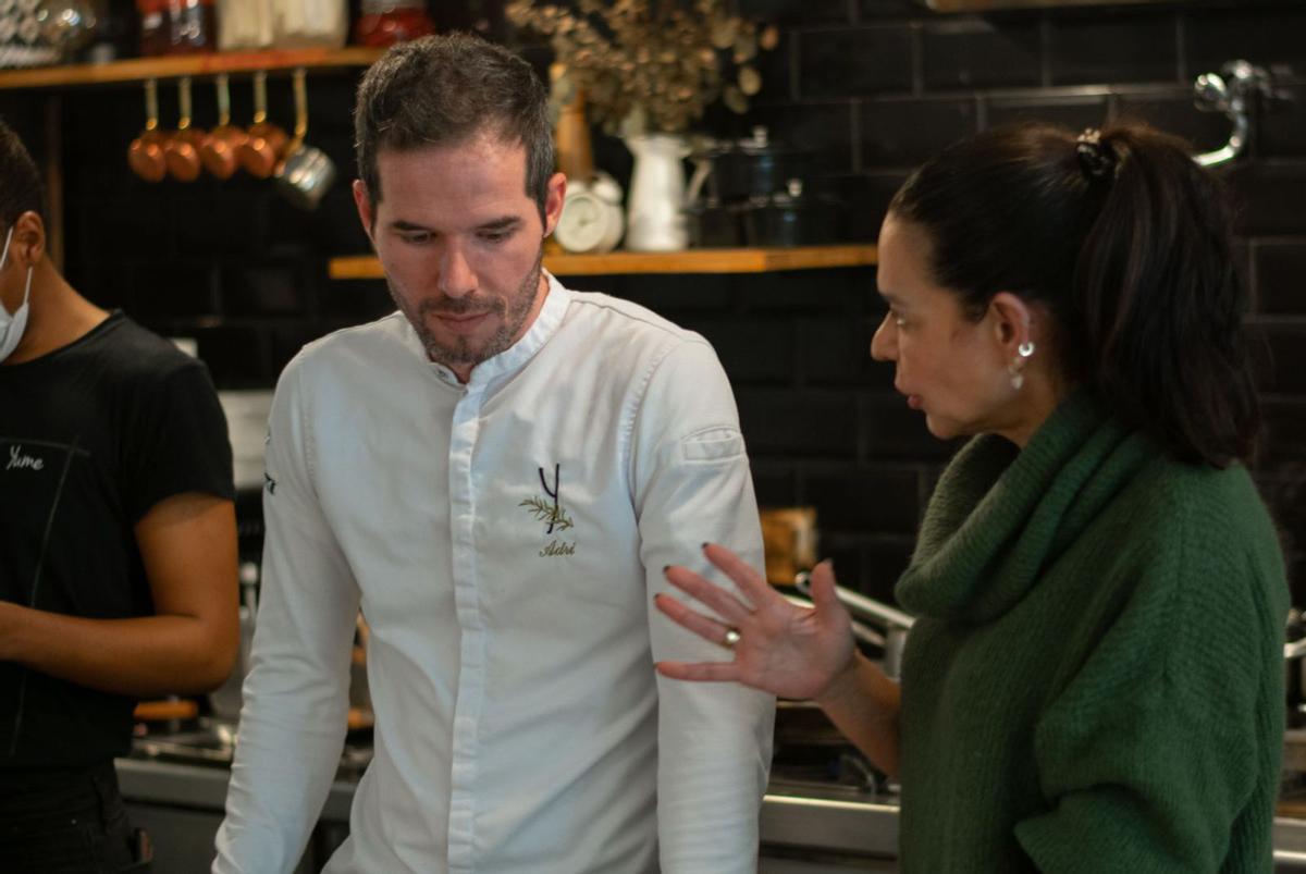 Adrián San Julián e Iratxe Miranda, ayer, en el restaurante Yume. Inés Escandón