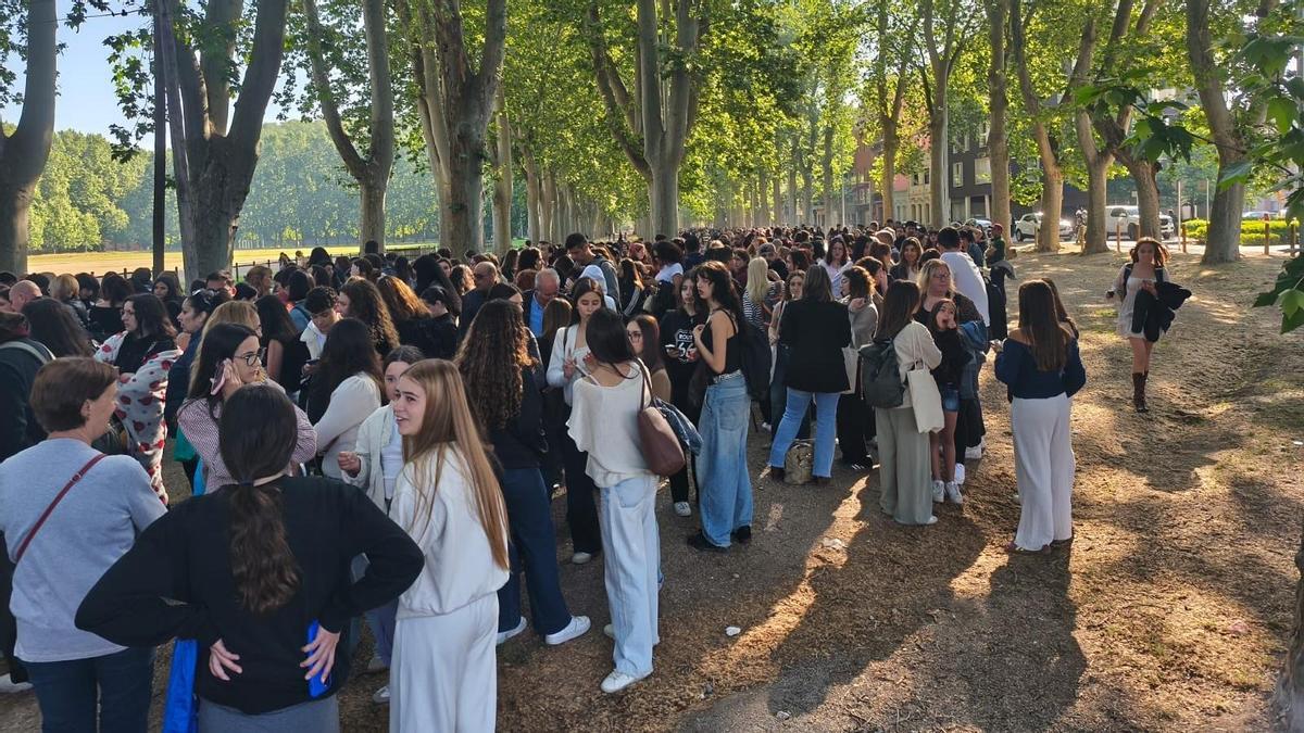 Colas espectaculares en la Devesa más de dos horas antes del macrocásting de "Tangled"