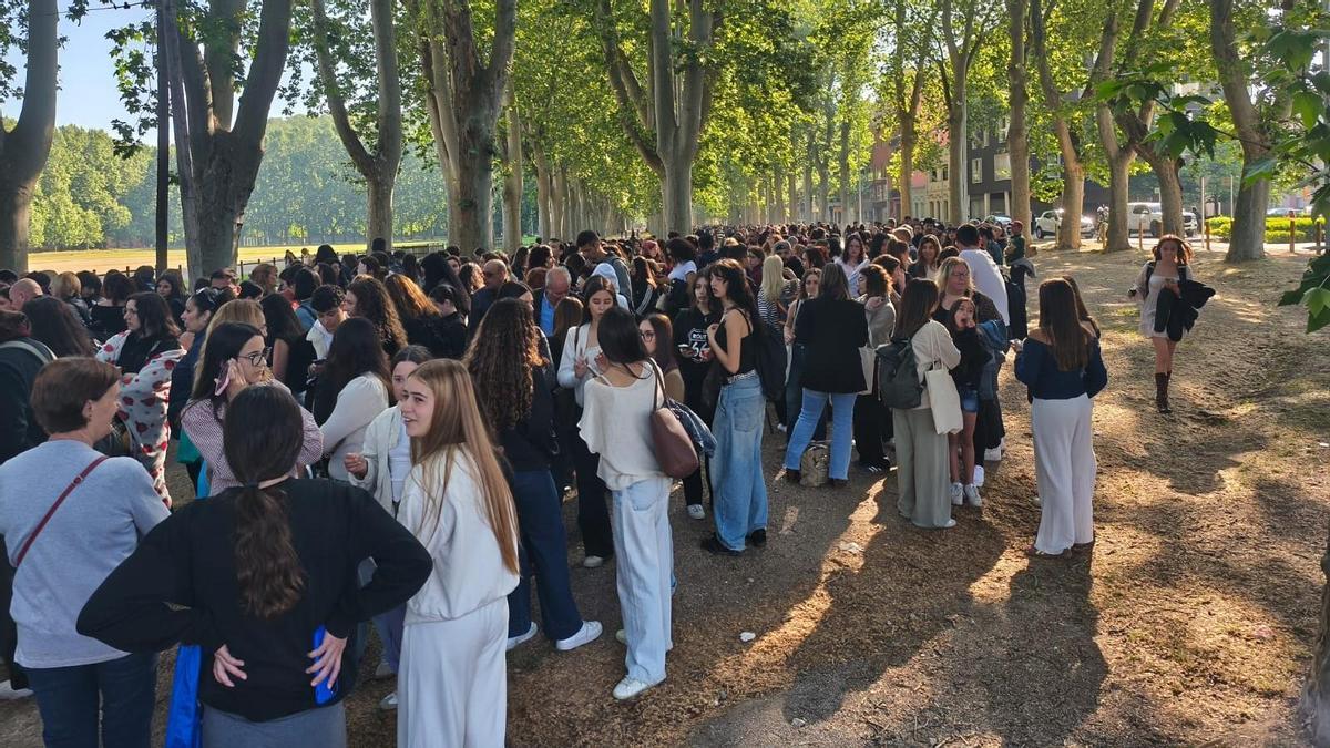 VÍDEO | Cues espectaculars a Girona més de dues hores abans del macrocàsting d''Enredados'