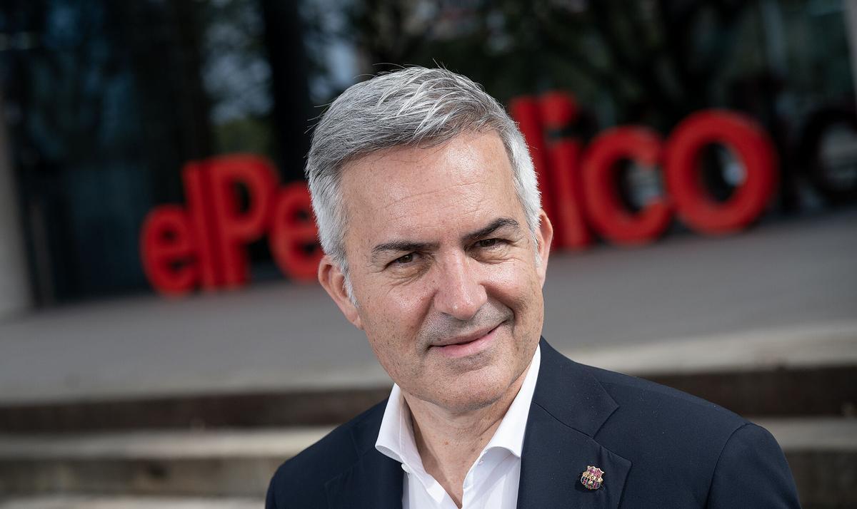 Víctor Font, frente a la fachada de la sede de Prensa Ibérica.
