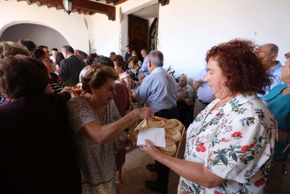 El calor de septiembre hace sudar la gota gorda a ''balladors'', público y a los participantes en la procesión