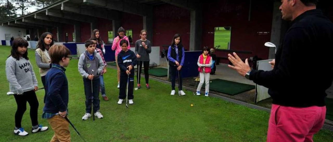 Niños jugando al golf en el campo de Meis. // Iñaki Abella