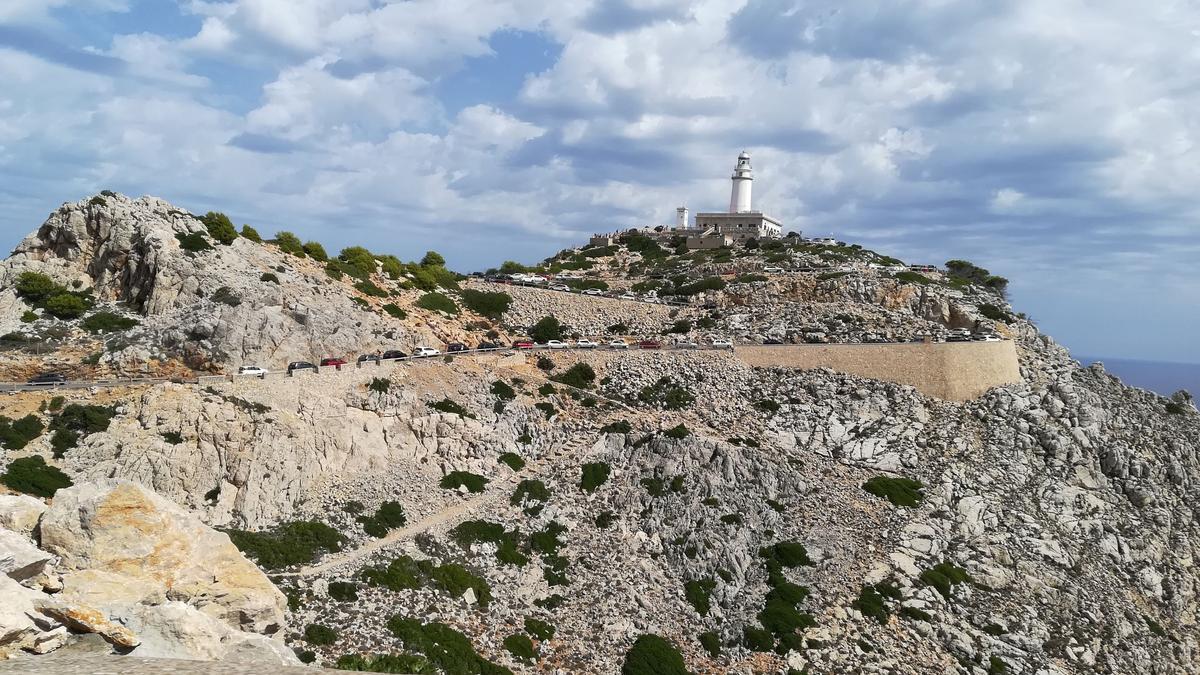 La carretera del faro de Formentor, llena de coches.