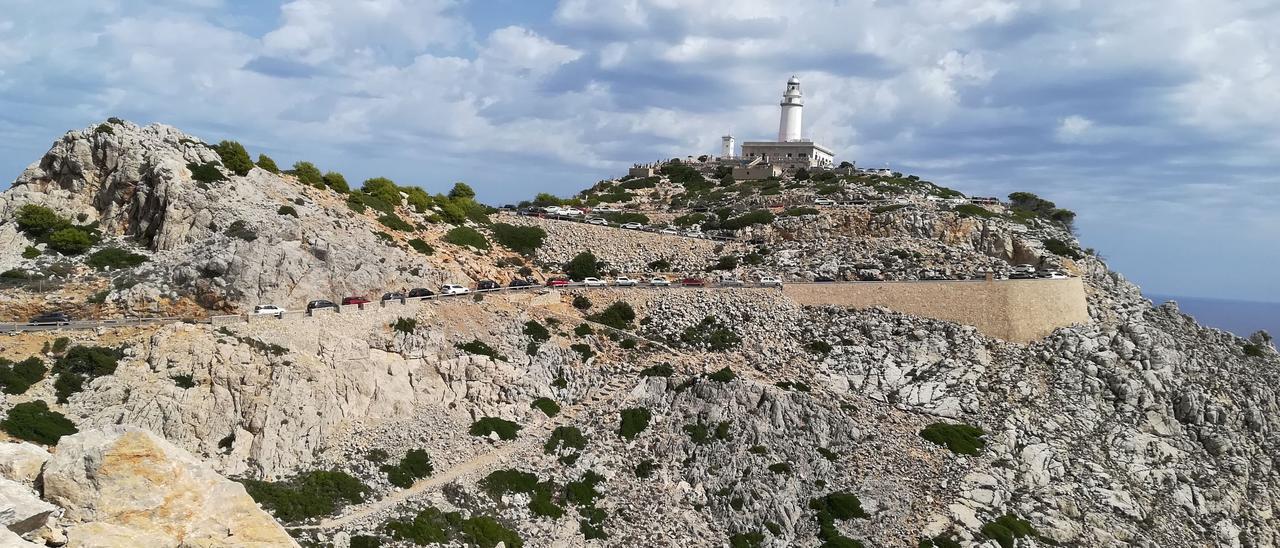 La carretera del faro de Formentor, llena de coches.