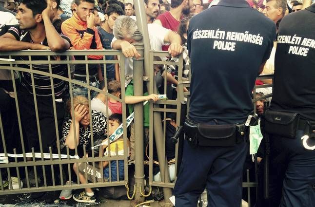 Fotogalería de miles de refugiados protestando ante la estación de trenes de Budapest cerrada