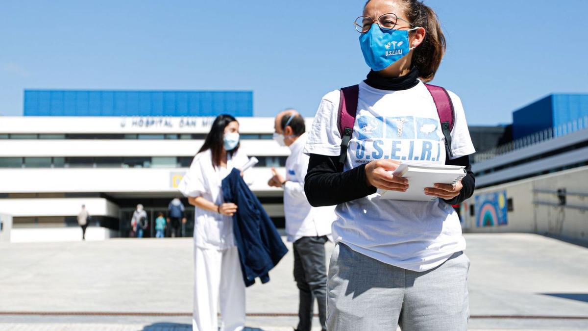 Protesta de sanitarios en Ibiza para reclamar el plus de insularidad de Canarias. | TONI ESCOBAR