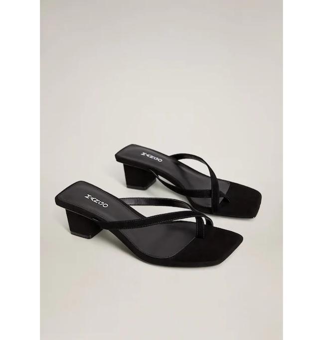 Sandalias negras de tiras cruzadas, de Mango