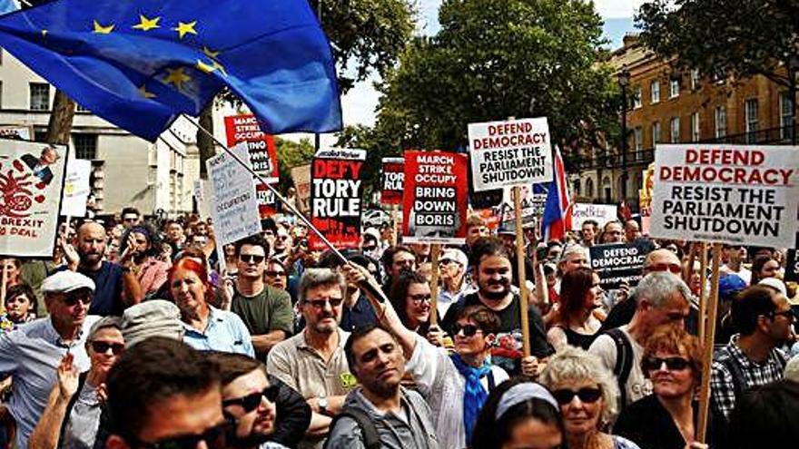 Protesta multitudinària a Londres per aturar «el cop de Johnson»