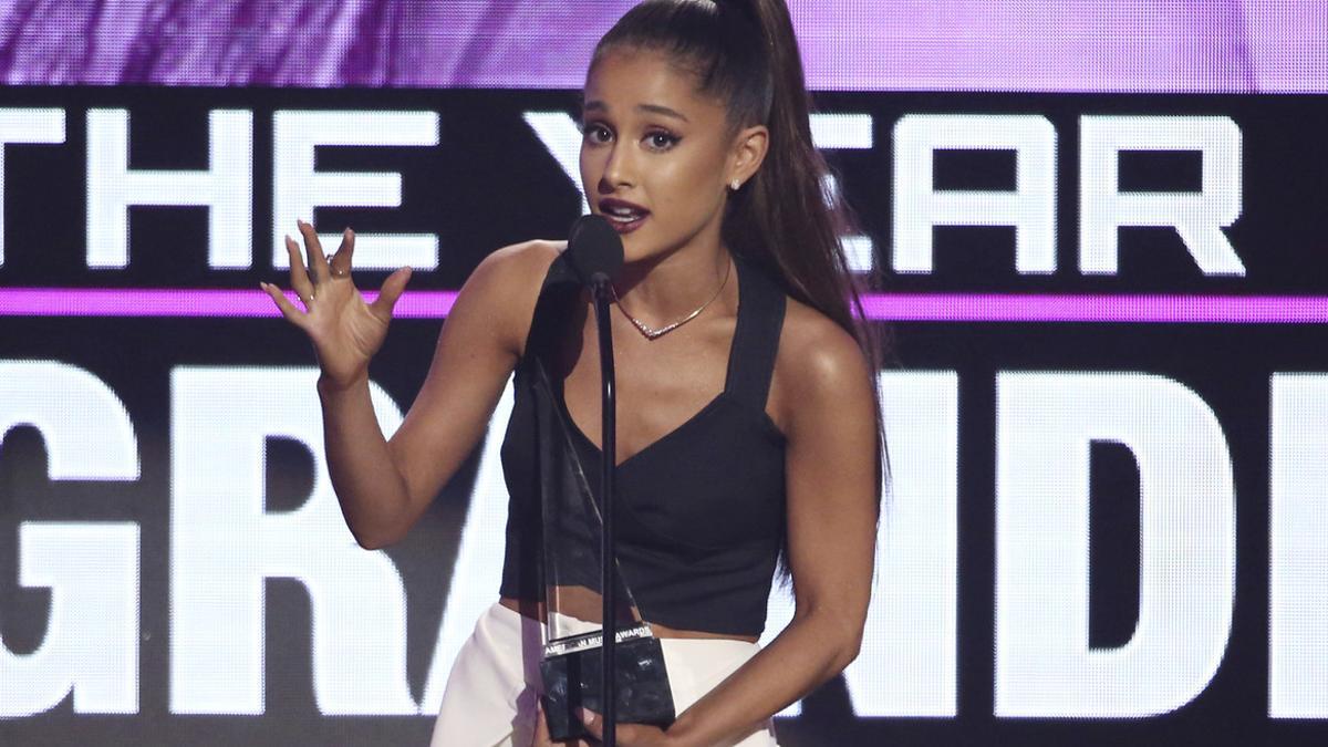 Ariana Grande, al recoger el premio a la mejor artista del año.