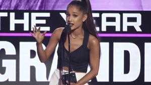 Ariana Grande, al recoger el premio a la mejor artista del año.
