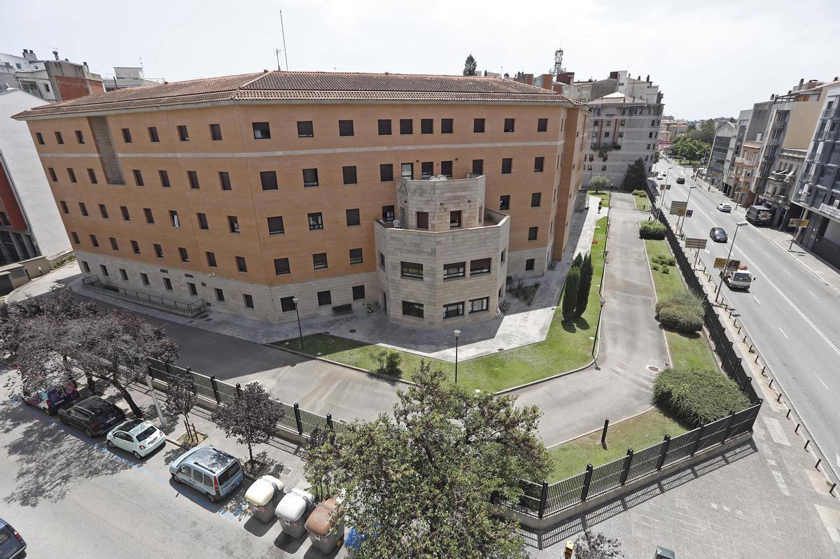 L'edifici, situat al número 49 del carrer Barcelona, fa cantonada amb el carrer Sant Joan Baptista La Salle.