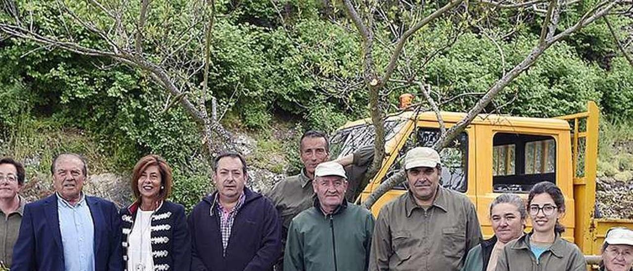 La delegada de la Xunta con alumnos del obradoiro. // FdV