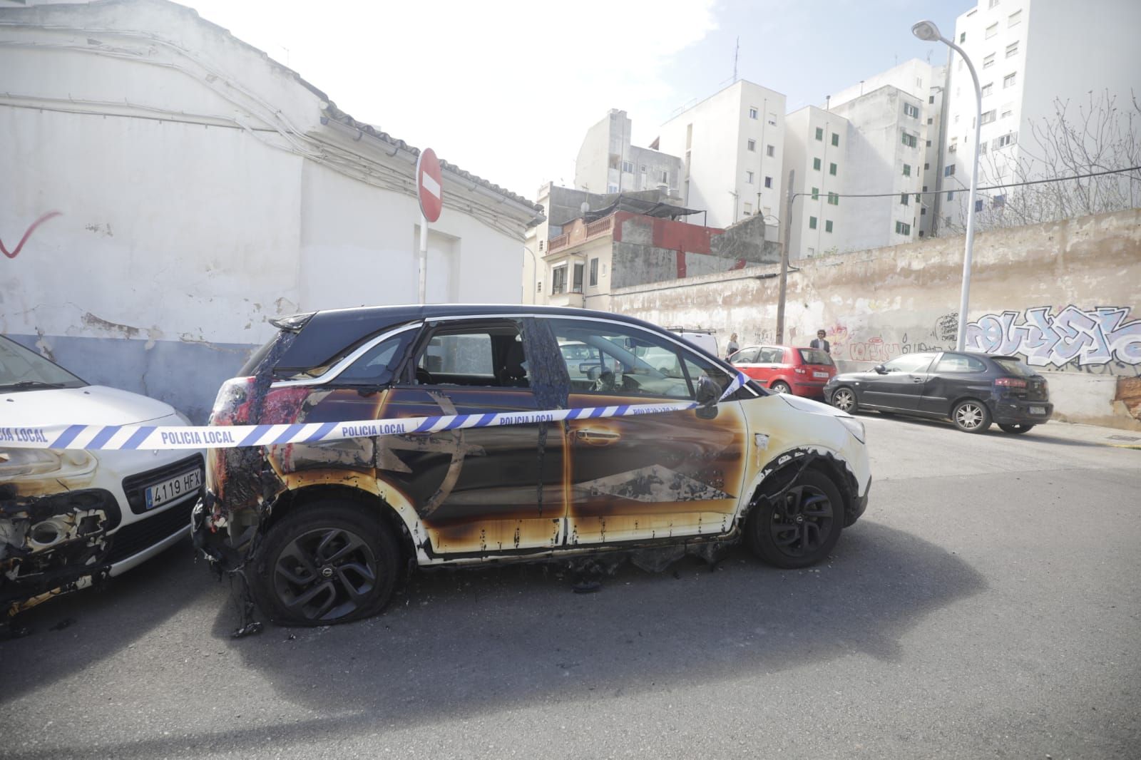 Una oleada de incendios en contenedores causa grandes daños en es Fortí