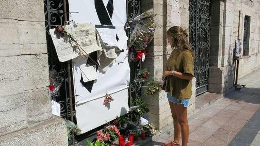 El rincón de la fachada del Ayuntamiento de Llanes donde los vecinos colocan objetos y flores en memoria de Javier Ardines.