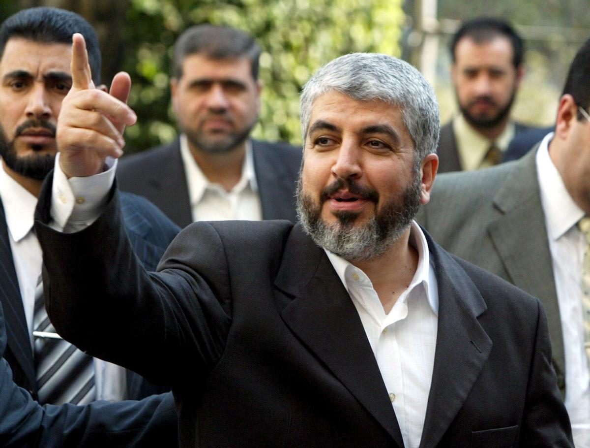 El líder de la Oficina Política de Hamás, Khaled Meshal, saluda a su llegada a la sede de la Liga Arabe en El Cairo.