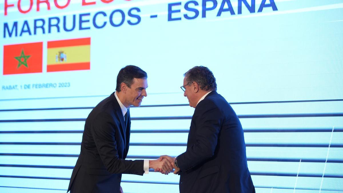 El presidente de Gobierno, Pedro Sánchez (i), y el primer ministro marroquí, Aziz Akhannouc (d), en el acto de clausura del Foro Empresarial España-Marruecos, que se celebra en el marco de la XII Reunión de Alto Nivel Marruecos-España, en el Rabat Marriot