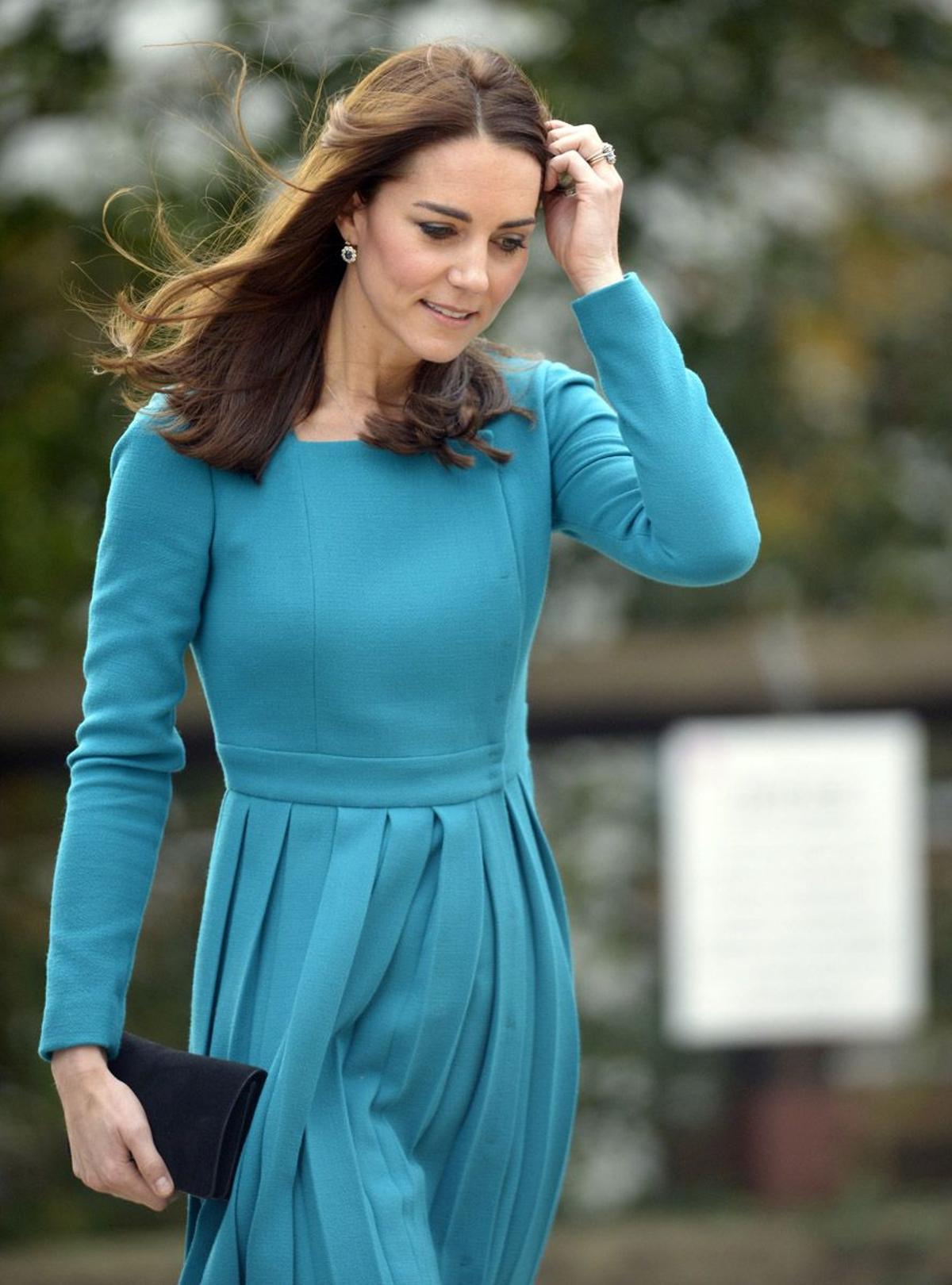 Kate Middleton con vestido aguamarina cruzado de Emilia Wickstead
