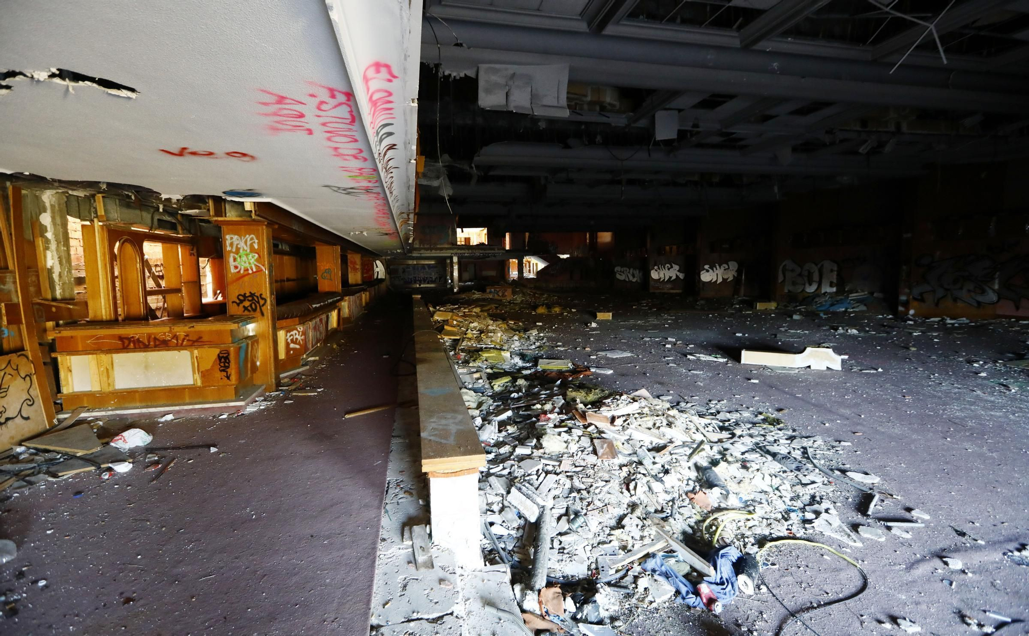 Así se encuentra el abandonado casino Montesblancos, en Alfajarín