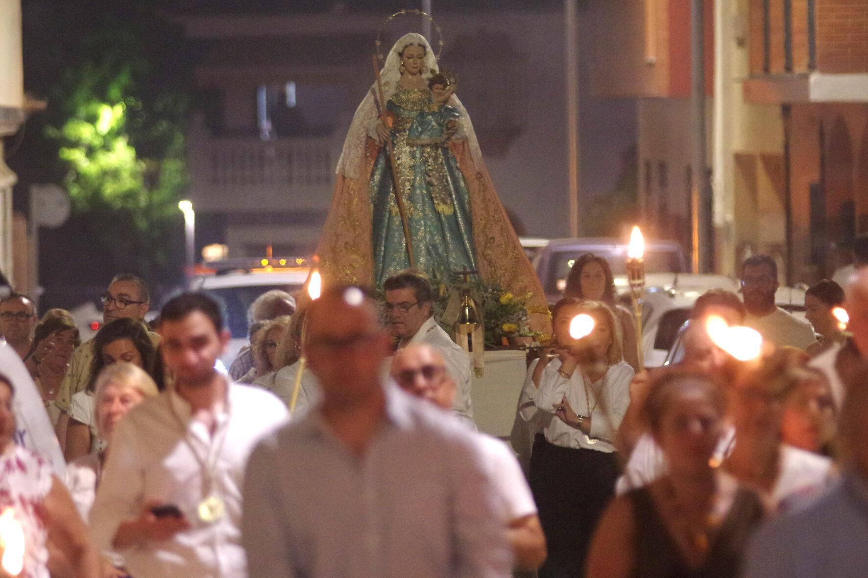 Traslado con antorchas de la Virgen de las Cañas a la parroquia de Nuestra Señora de los Dolores, en el Puerto de la Torre