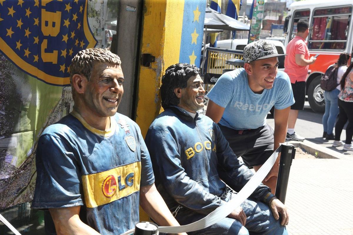 BAS06. BUENOS AIRES (ARGENTINA), 09/11/2018.- Un aficionado (d) posa junto a las figuras de los exjugadores del Boca Juniors Martín Palermo (i) y Diego Armando Maradona (c) antes de la final de la Copa Libertadores 2018 en el barrio de La Boca, en Buenos Aires (Argentina) hoy, viernes 9 de noviembre de 2018. La final del Siglo, el Superclásico más histórico entre Boca Juniors y Ríver Plate arranca mañana en La Bombonera con el partido de ida de una final de la Copa Libertadores que enfrenta por primera vez a los dos equipos más populares de Argentina, con el mundo por testigo. EFE/Juan Ignacio Roncoroni