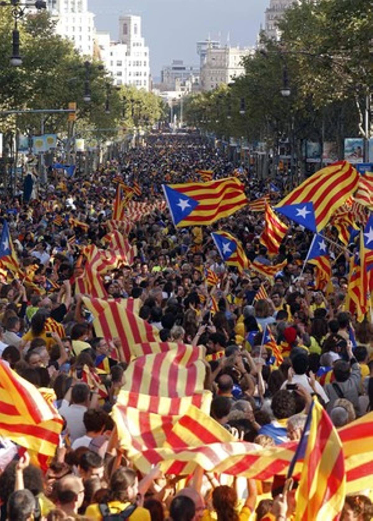 Miles de personas se congregaron este martes en el paseo de Gràcia.