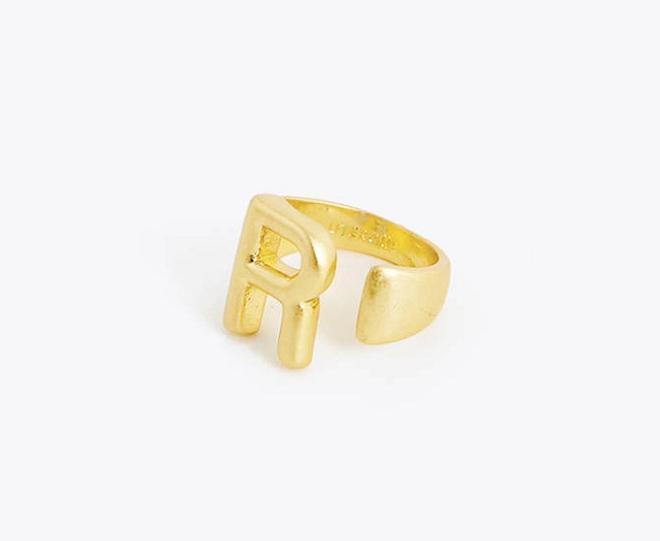 Anillo con inicial de Uterqüe