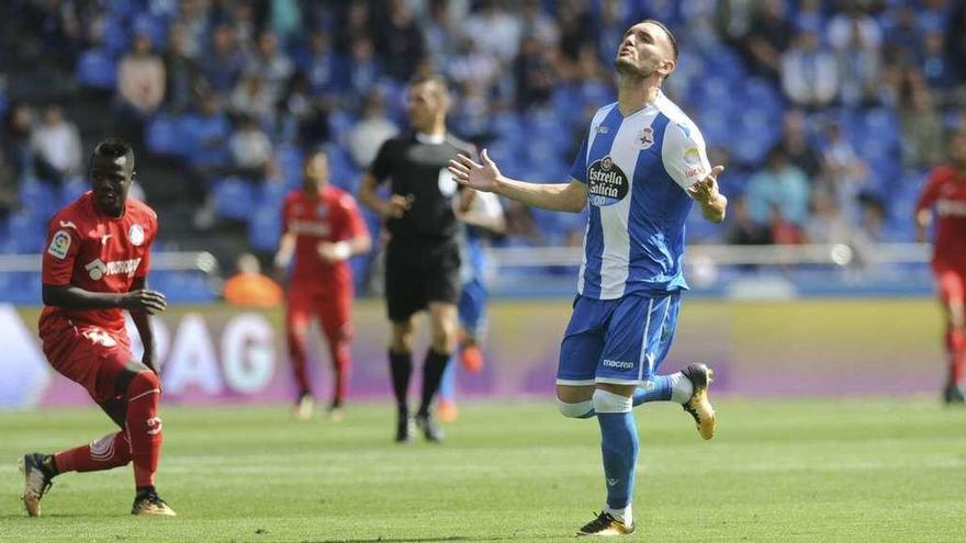 Lucas Pérez se lamenta de una ocasión desperdiciada durante el partido de ayer contra el Getafe.