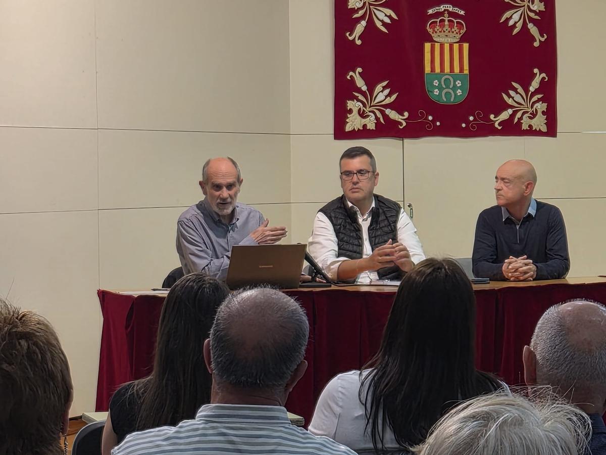 Vicente Pastor, el edil de Cultura y el presidente del Cercle, en la presentación del libro