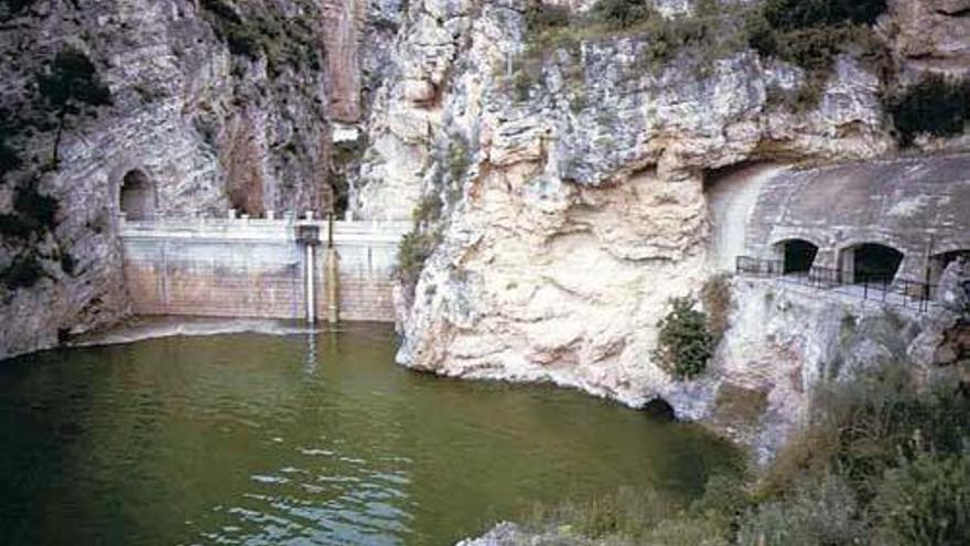 Compuerta del embalse de Camarillas.