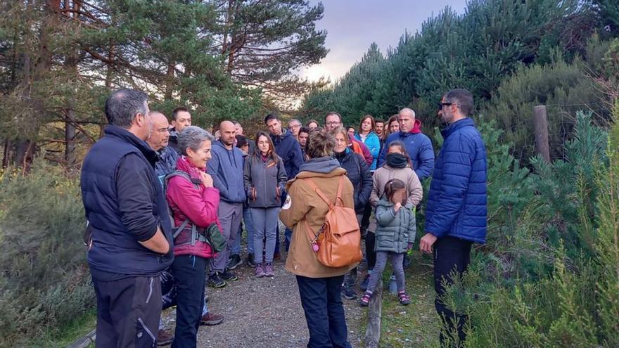 33 turistas recorren los parajes y edificios típicos de Robledo