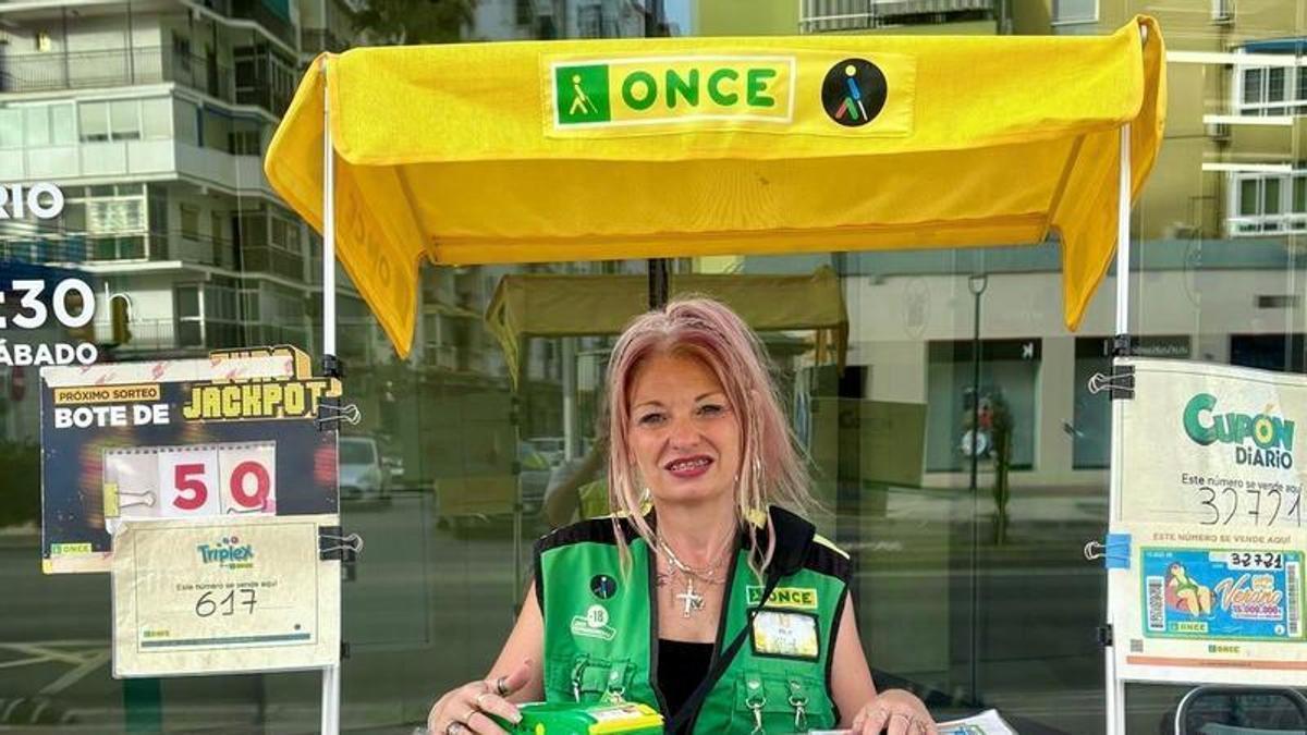Pilar Caballero, en su puesto de la ONCE de Málaga.
