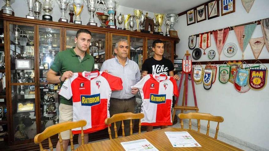 Presentación de Marcos Rodríguez y Yerai Couñago con la camiseta arlequinada. // Iñaki Abella